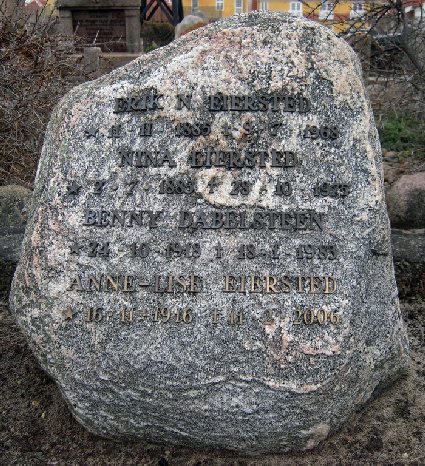 Billede af gravsten på Skagen Kirkegård